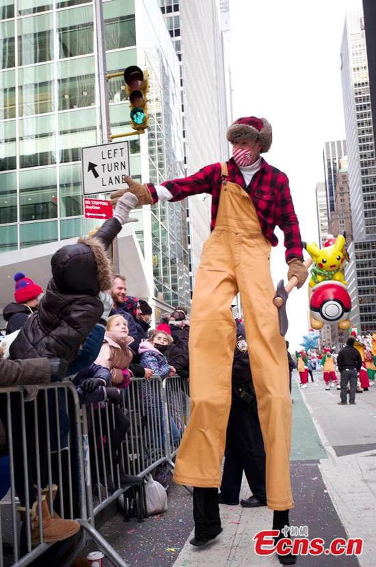 The Macy's Thanksgiving Day parade returns to the traditional 2.5-mile route in New York City of the U.S. for its 95th anniversary on Thursday, Nov. 25, 2021, welcoming back spectators on the streets rather than a TV-only audience. (Photo: China News Service/Wang Fan)