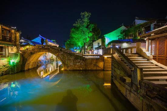 In photos：Night view of water town life in east China
