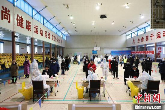 People take nucleic acid testing in Manzhouli city, north China's north China's Inner Mongolia Autonomous Region, Nov. 28, 2021. (Photo/China News Service)