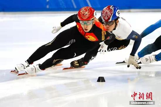 China's Wu Dajing （Front）competes during the ISU World Cup Short Track Speed Skating in Dordrecht, on Nov. 27, 2021. (Photo/China News Service)