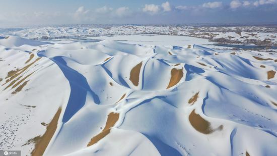 Taklimakan Desert in NW China sees rare snowfall