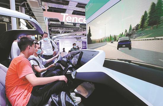 Visitors try out an intelligent cockpit at the 2021 World Artificial Intelligence Conference, held in July in Shanghai. (Photo/Xinhua)