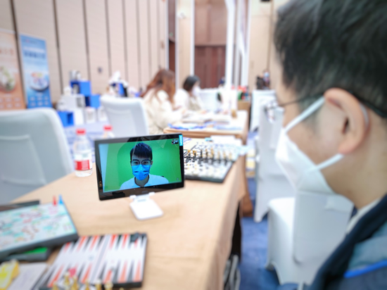 A foreign trade specialist interfaces with an overseas purchaser about online procurement. (Photo: chinadaily.com.cn/Liu Tianyang)