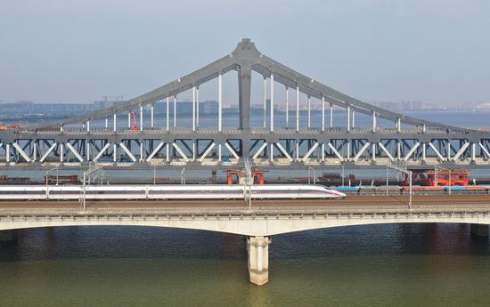 Renovation of main structure of E China's Pengbu Bridge completed