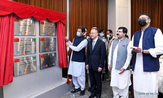 Pakistani Prime Minister Imran Khan (first from left) unveils project plates during a groundbreaking ceremony of several projects in Gwadar, Pakistan, on July 5, 2021. (Photo/Xinhua)