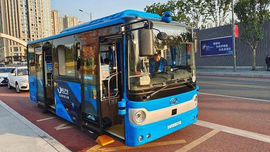 Self-driving buses start trial commercial operation in China's Chongqing