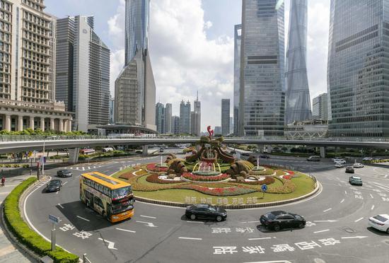 Photo taken on Sept. 30, 2020 shows the street view of the Lujiazui area of Pudong, east China's Shanghai. (Xinhua/Wang Xiang)