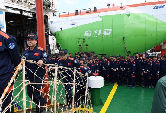 Crew members of Tansuo-1 disembark from the vessel at the Nanshan port in Sanya, south China's Hainan Province, Nov. 28, 2020. (Xinhua/Chen Kaizi)
