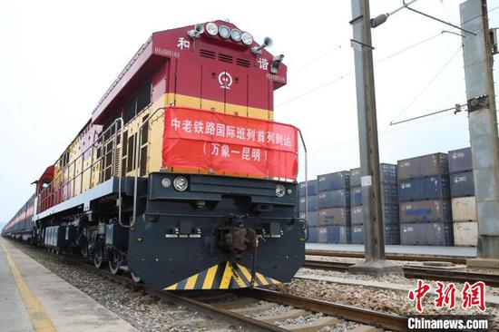 The first China-Laos freight train arrived in Kunming, capital of Yunnan Province. (Photo provided to China News Service by Yunnan State Farms Group Co.,Ltd.)