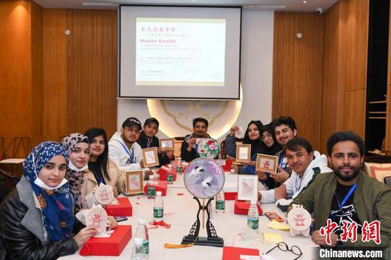  Pakistani students from Hunan University of Chinese Medicine pose for a group photo, Dec. 7, 2021. (Photo: China News Service/Yang Huafeng)