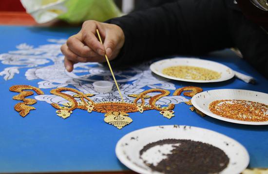 Local artist teaches Tibetan people to create grain art