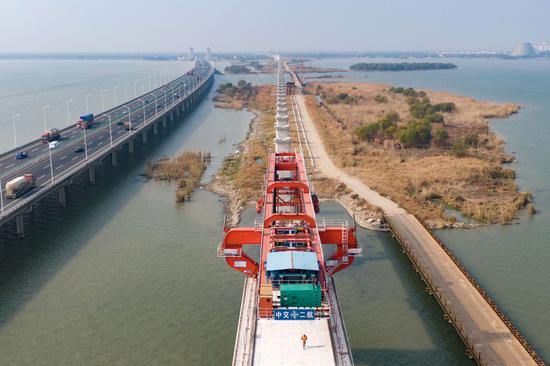 Construction of intercity railway along Yangtze River speeds up