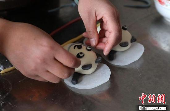 Hebei craftswoman bakes Beijing 2022-themed steamed buns. (Photo/China News Service)