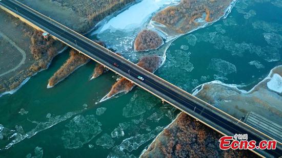 Xinjiang Kaidu River begins to freeze
