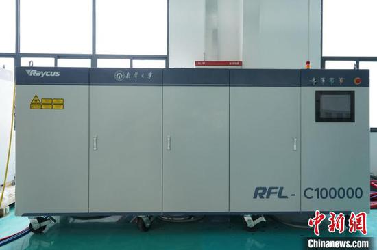 Photo shows the 100 kW industrial fiber laser mainframe. (Photo/China News Service)