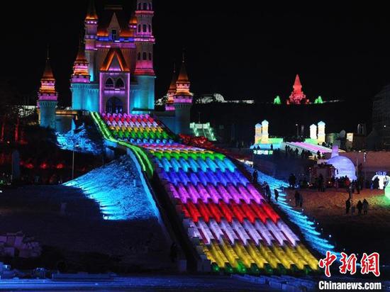 Photo shows the giant slide at the ice and snow recreation park in Changchun. (Photo/China News Service)
