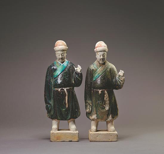 Two Ming Dynasty (1368-1644) pottery figurines donated by US citizen Suzanne Fratus to Shanghai Museum. （Photo provided to China Daily）