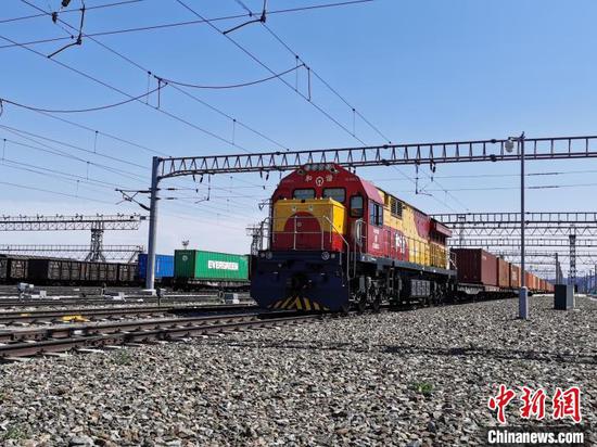 Photo shows a China-Europe train heading for Poland from the Alashankou Port in northwest China's Xinjiang Uyghur Autonomous Region. (Photo/China News Service)