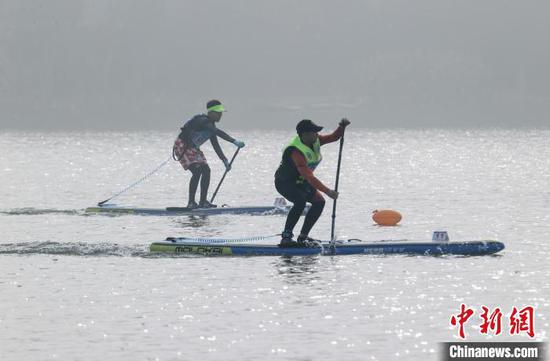 SUP race competitors show skills on Donghu lake in Wuhan