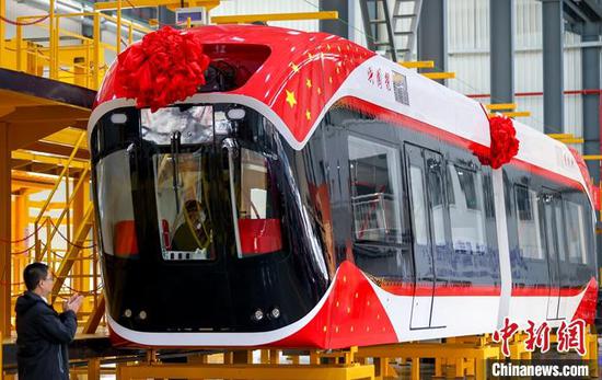 'Sky train' rolls off assembly line in Wuhan, Dec. 14, 2021. (Photo/China News Service)