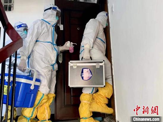 Medical workers carry out door-to-door sampling. (Photo/China News Service)