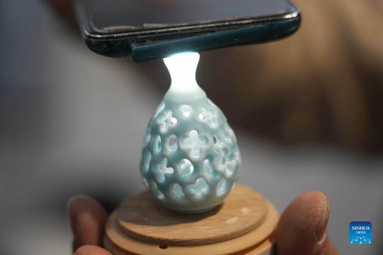 Craftsman dedicated to miniature ceramics in Jingdezhen, E China