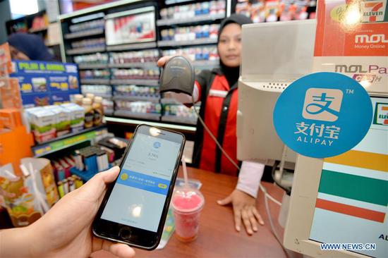 A Chinese tourist pays by scanning QR code of Alipay in Rovaniemi, Finland, Jan. 19, 2018. (Photo/Xinhua)