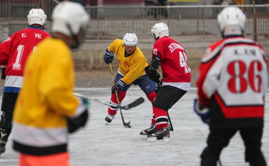 Retirees form hockey team to welcome Winter Olympics