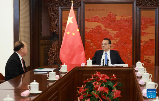 Premier Li Keqiang meets with Chief Executive of the Macao Special Administrative Region (SAR) Ho Iat Seng, who is on a duty visit to Beijing, capital of China, Dec. 22, 2021. (Xinhua/Ding Haitao)