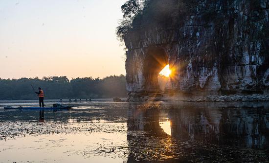 'Cat's eye' scenery seen in Elephant Trunk Hill in S China's Guilin