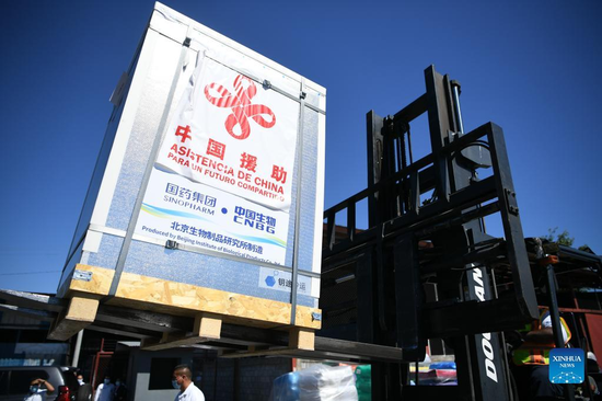 Staff members convey Chinese COVID-19 vaccines at an airport in Managua, Nicaragua, Dec. 24, 2021. (Photo: Xinhua/Xin Yuewei)