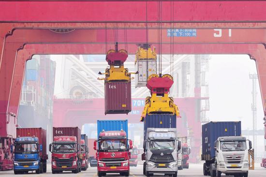 Photo taken on Dec 23, 2021 shows containers loaded at the Qianwan Container Terminal in Qingdao, East China's Shandong province. (Photo/Xinhua)