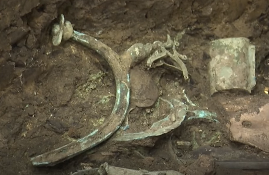 Photo shows one of the fragments unearthed from the Sanxingdui Ruins site in Guangyuan City, southwest China's Sichuan Province. (Screenshot from CGTN)
