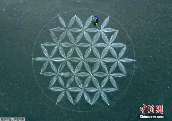 German artist draws ice flower on lake