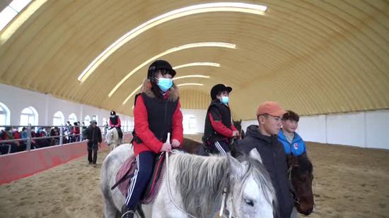 Indoor racecourse enriches students' extracurricular hours in Xinjiang