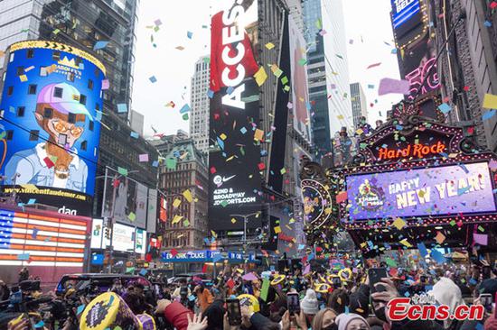People watch the New Year's Eve confetti test at Times Square in New York City, the United States, Dec. 29, 2021. Multicolored confetti rained down from the marquee of the Hard Rock Cafe in a test run for ringing in 2022. (Photo: China News Service/Wang Fan)