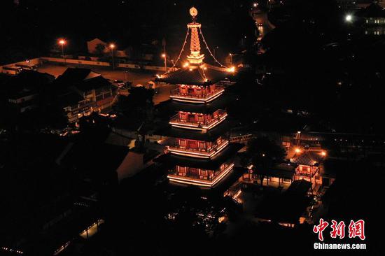 E China's Hanshan Temple rings for New Year 