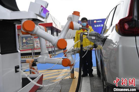 An outdoor explosion-proof refueling robot at Lhasa Airport Expressway gas station in China's Tibet Autonomous Region. (Photo/China News Service)