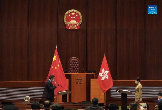 Photo taken on Jan. 3, 2022 shows the oath-taking ceremony for 90 members of the seventh-term Legislative Council (LegCo) of China's Hong Kong Special Administrative Region (HKSAR) in Hong Kong, south China. (Xinhua/Lui Sui Wai)