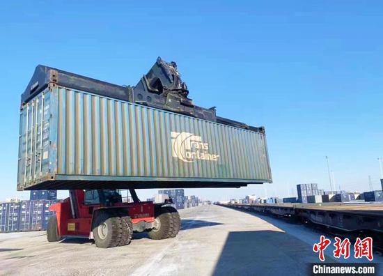 A Changchun-Manzhouli-Europe cargo train loads containers, January 2, 2022. (Photo provided to China News Service by Changchun International Land Port Development Co., Ltd.)