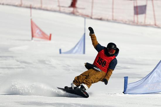Public skiing competition opens in Beijing