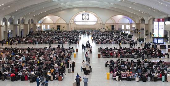 Citizens are seen at the Harbin Railway Station in Harbin, northeast China's Heilongjiang Province, Dec. 22, 2021.  (Xinhua/Xie Jianfei)