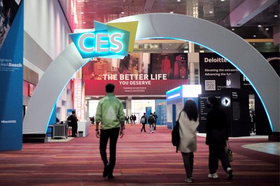 Visitors are seen at the venue of the 2022 Consumer Electronics Show (CES) in Las Vegas, the United States, Jan. 4, 2022. (Xinhua/Wu Xiaoling)