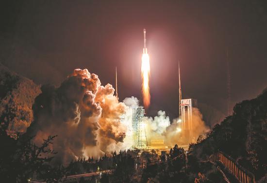 A Chinese Long March 3B carrier rocket blasts off at 0:43 am on Dec 30, 2021 from Xichang Satellite Launch Center in Sichuan province, marking the 48th flight of the Long March rocket family last year. (LIU GUOXING/FOR CHINA DAILY)
