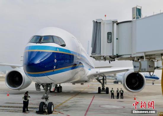 An Airbus 350-900 aircraft arrived at Baoan International Airport in Shenzhen, south China's Guangdong Province, Jan. 6, 2022. (Photo: China News Service/Chen Wen)