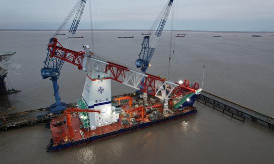 World's largest pile-driving barge with Beidou system delivered in E.China