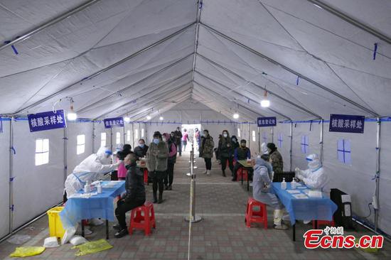 Medical workers take swab samples in Nankai District, north China's Tianjin, January 9, 2022. (Photo: China News Service/Tong Yu)