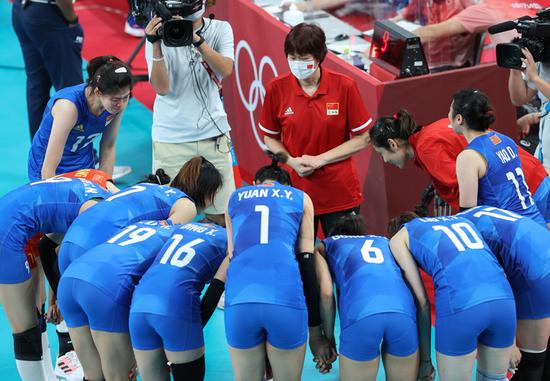 Lang Ping (C, top), head coach of China, looks on as players of China bow for gratitude after the women's volleyball preliminary match between China and Argentina at the Tokyo 2020 Olympic Games Aug. 2, 2021. (Xinhua/Ding Ting)