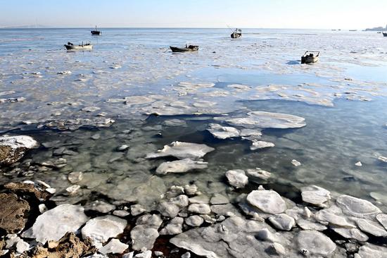 Photo taken on Dec. 27, 2021 shows ice floes in the coastal waters in Qingdao, east China's Shandong Province. (Photo by Yu Fangping/Xinhua)