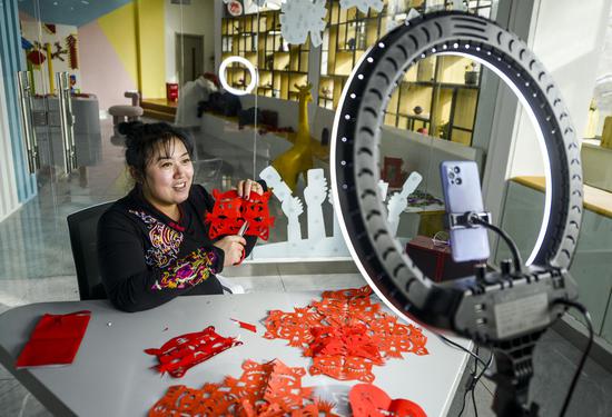 Xinjiang woman live-streams paper-cutting skills